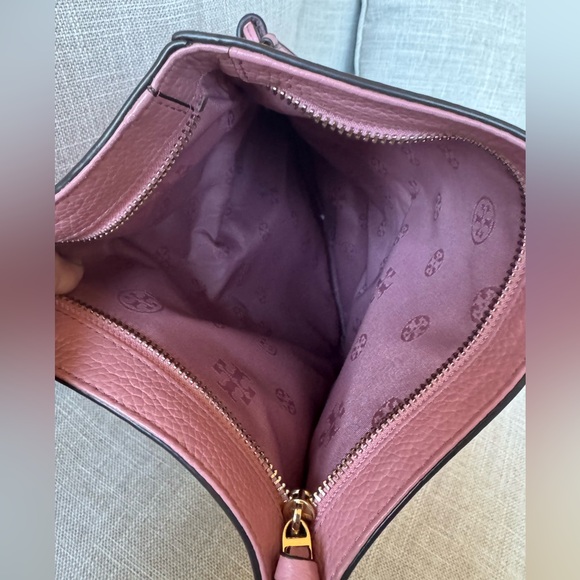 Tory Burch Thea foldover crossbody bag in pink leather - Picture 15 of 17